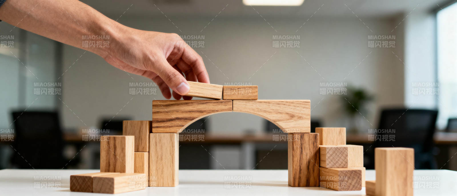 搭建木块拱桥图片