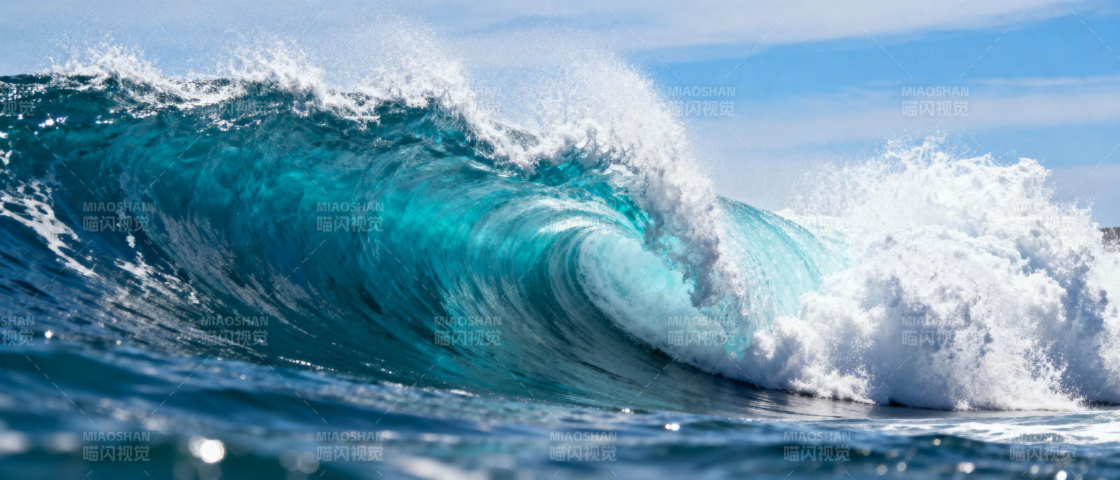 碧海巨浪翻涌图片