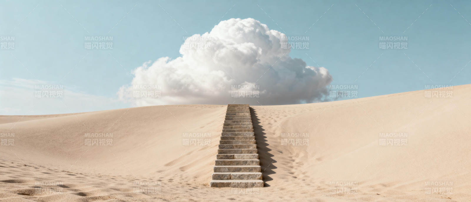 沙丘阶梯通向云朵图片