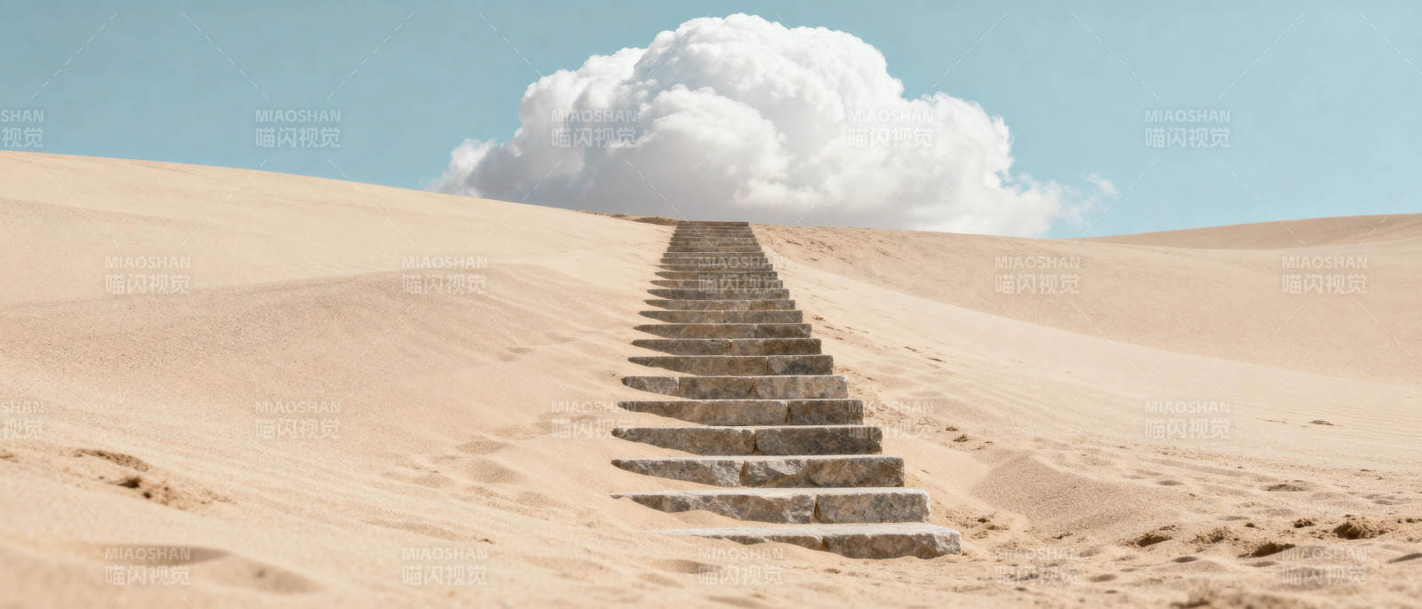 沙丘上的阶梯通向云朵图片