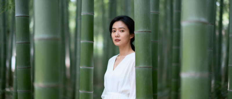 竹林中的白衣女子图片