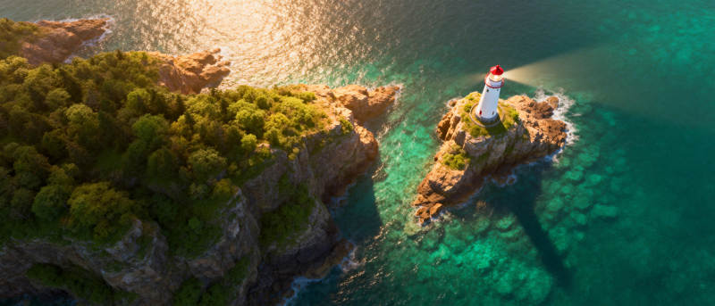 灯塔守望碧海青山图片