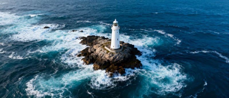 灯塔矗立海中图片