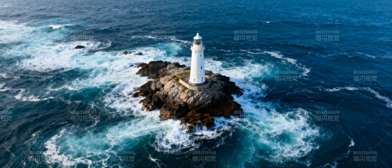 灯塔矗立海中图片