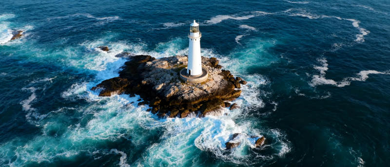 灯塔矗立海中图片