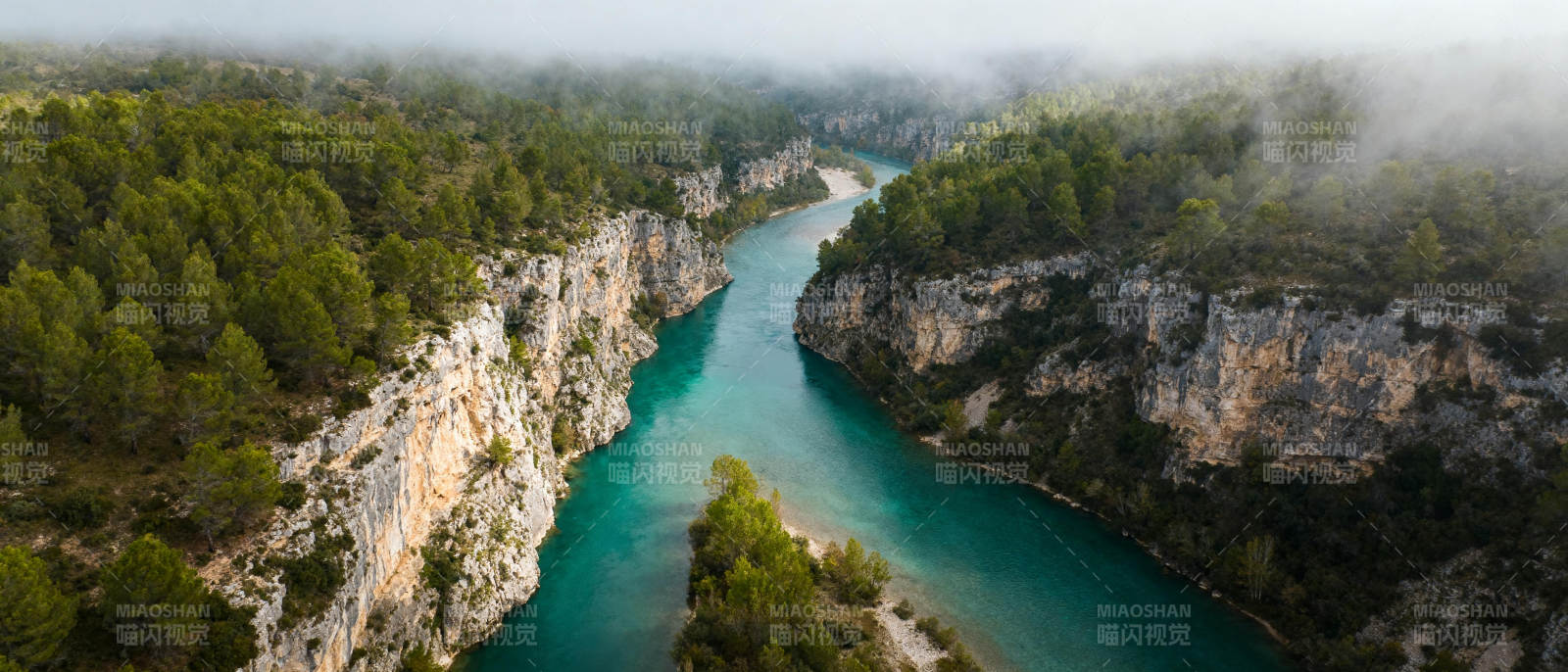 峡谷碧水云雾缭绕图片