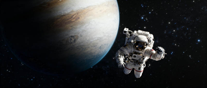 宇航员遨游木星旁图片