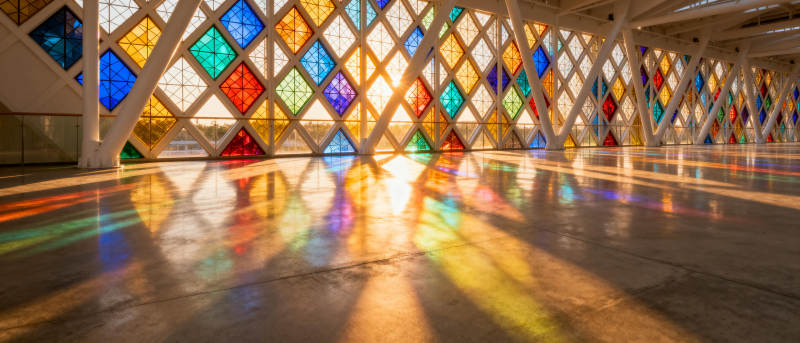 彩窗光影斑斓图片