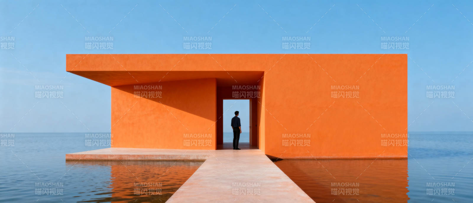 橙色建筑临海静立图片