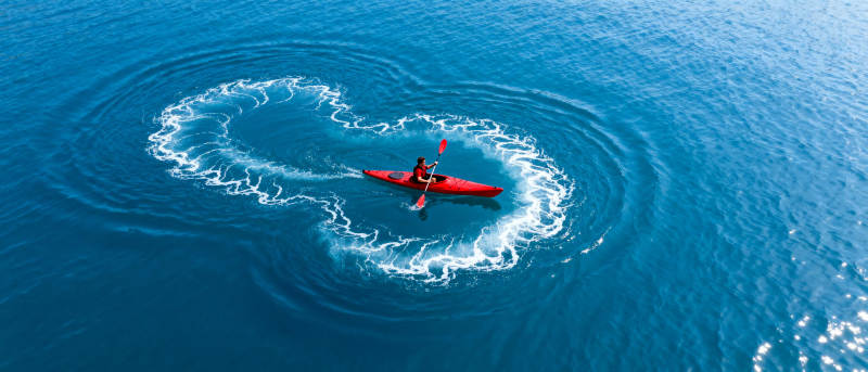 心形水痕划桨行图片