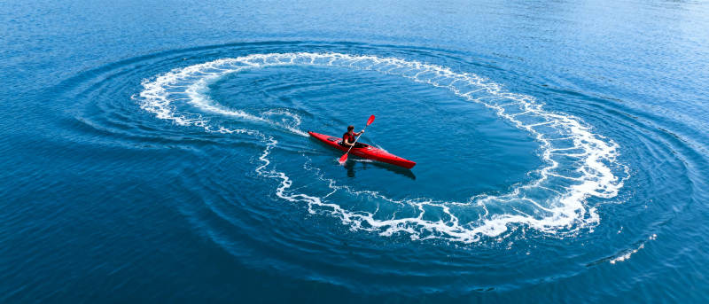 红舟划破碧波图片