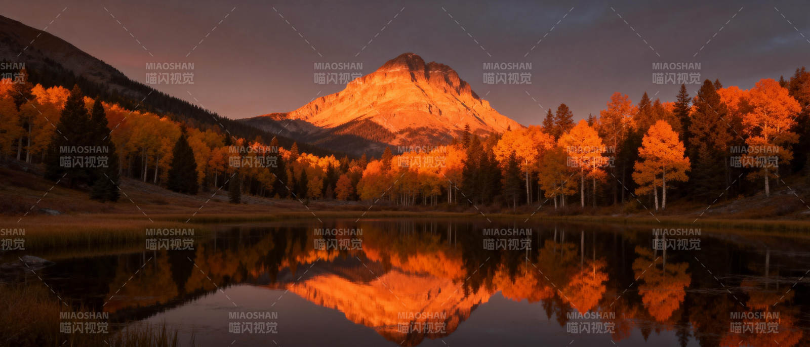 秋山倒影湖中图片