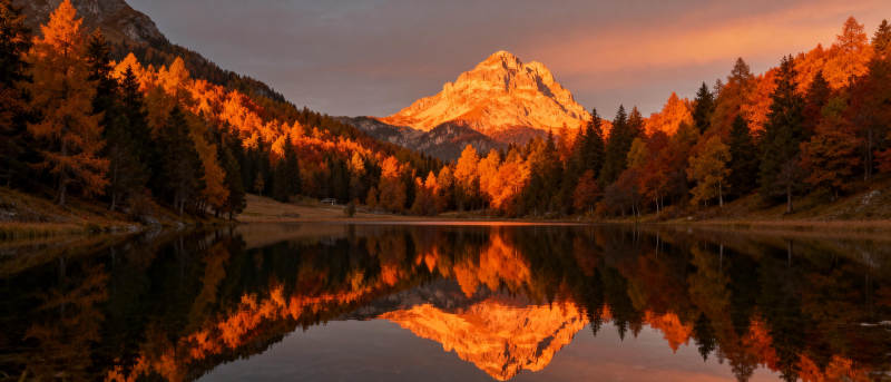 秋山倒影湖中图片