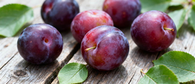 紫李鲜果静置木桌图片