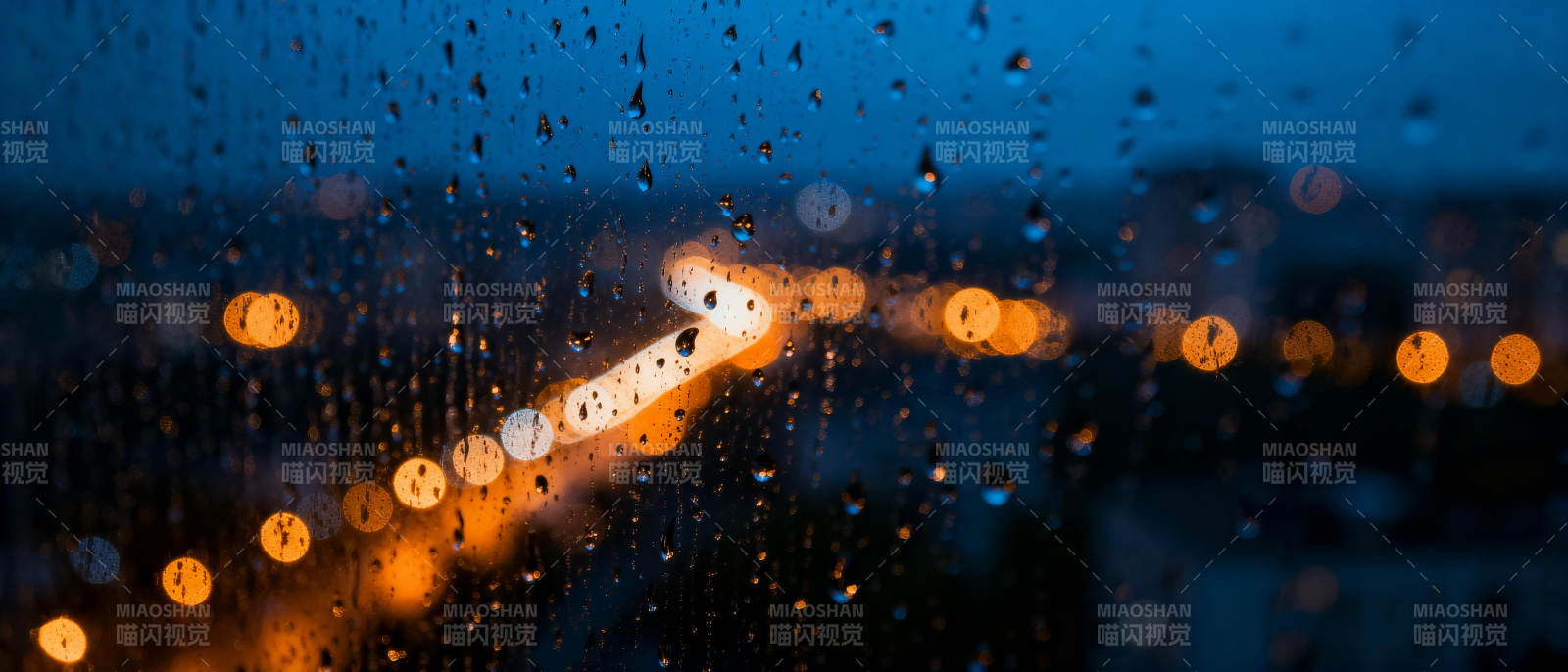 雨夜车灯朦胧图片