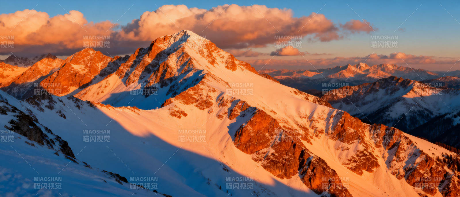 雪山日出美景图片