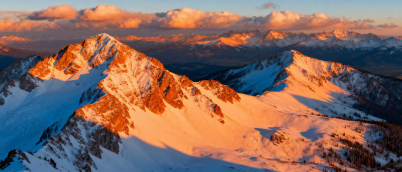 雪山日出美景图片