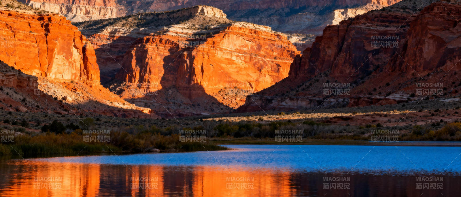 峡谷湖光映红岩图片