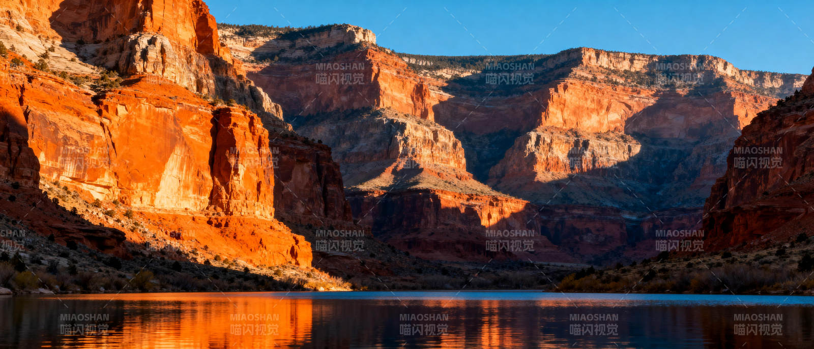 峡谷湖光映晚霞图片