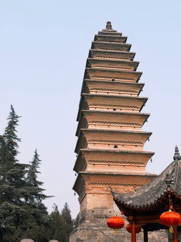 古塔巍峨耸立图片