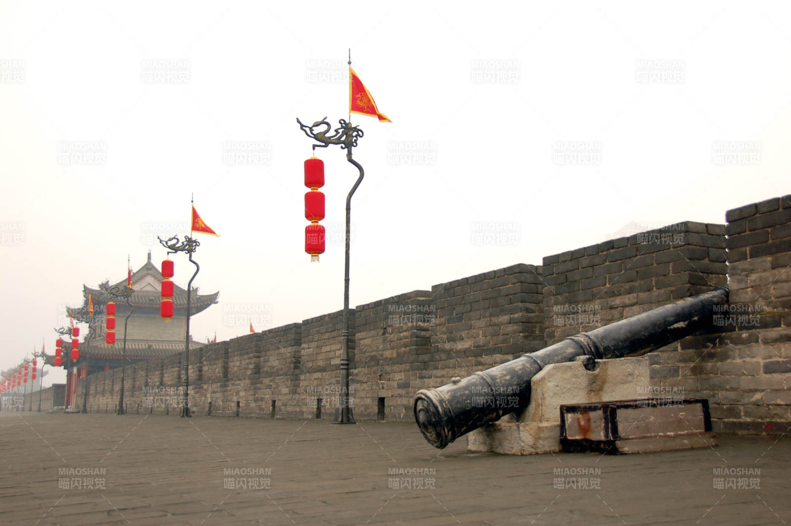 西安 古城墙上的大炮图片