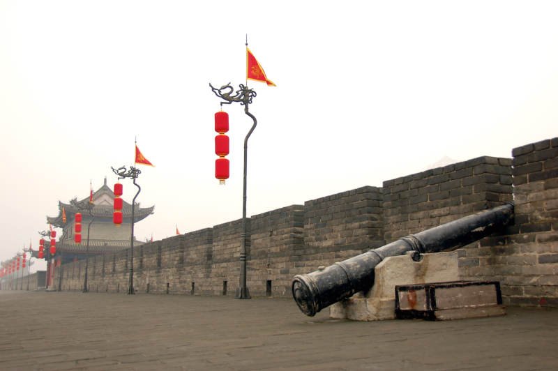 西安 古城墙上的大炮图片