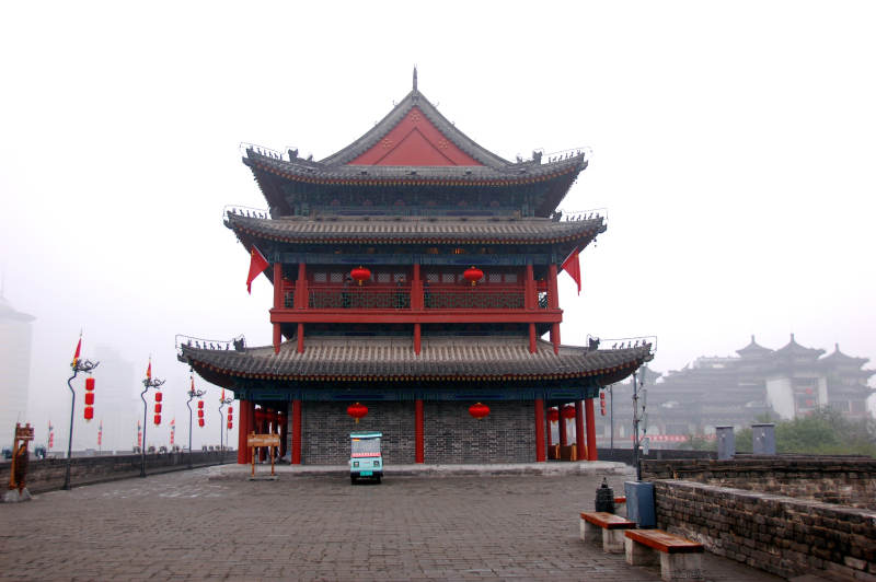 西安古城楼阁雾中景图片