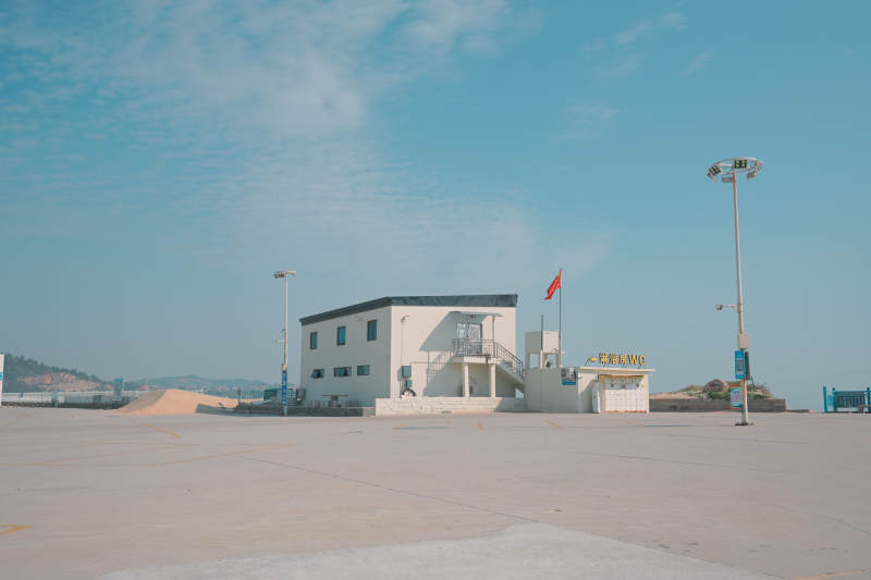 泉州空旷场地中的白色建筑图片
