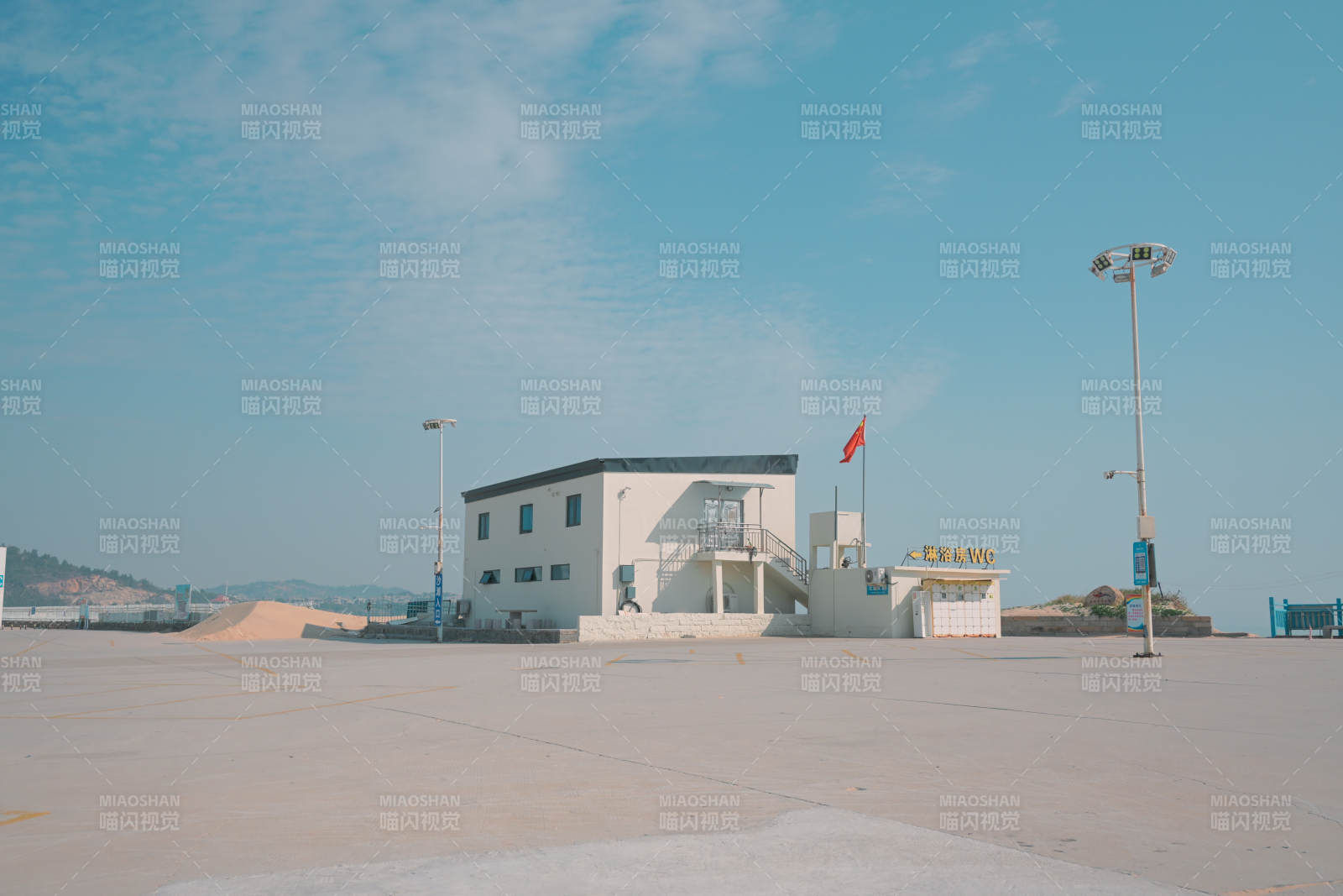 泉州空旷场地中的白色建筑图片