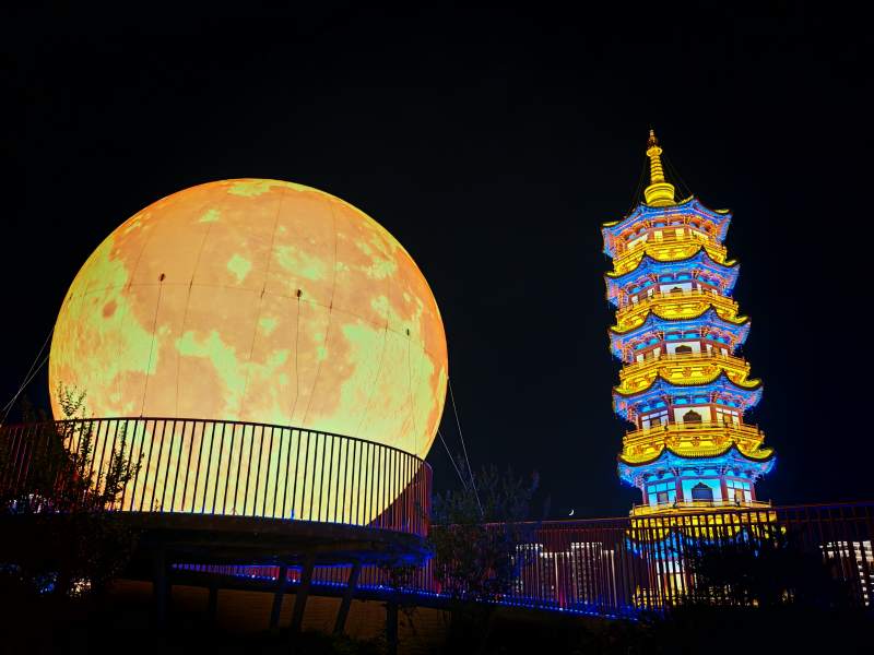 西昌唐园夜景，塔月辉映图片