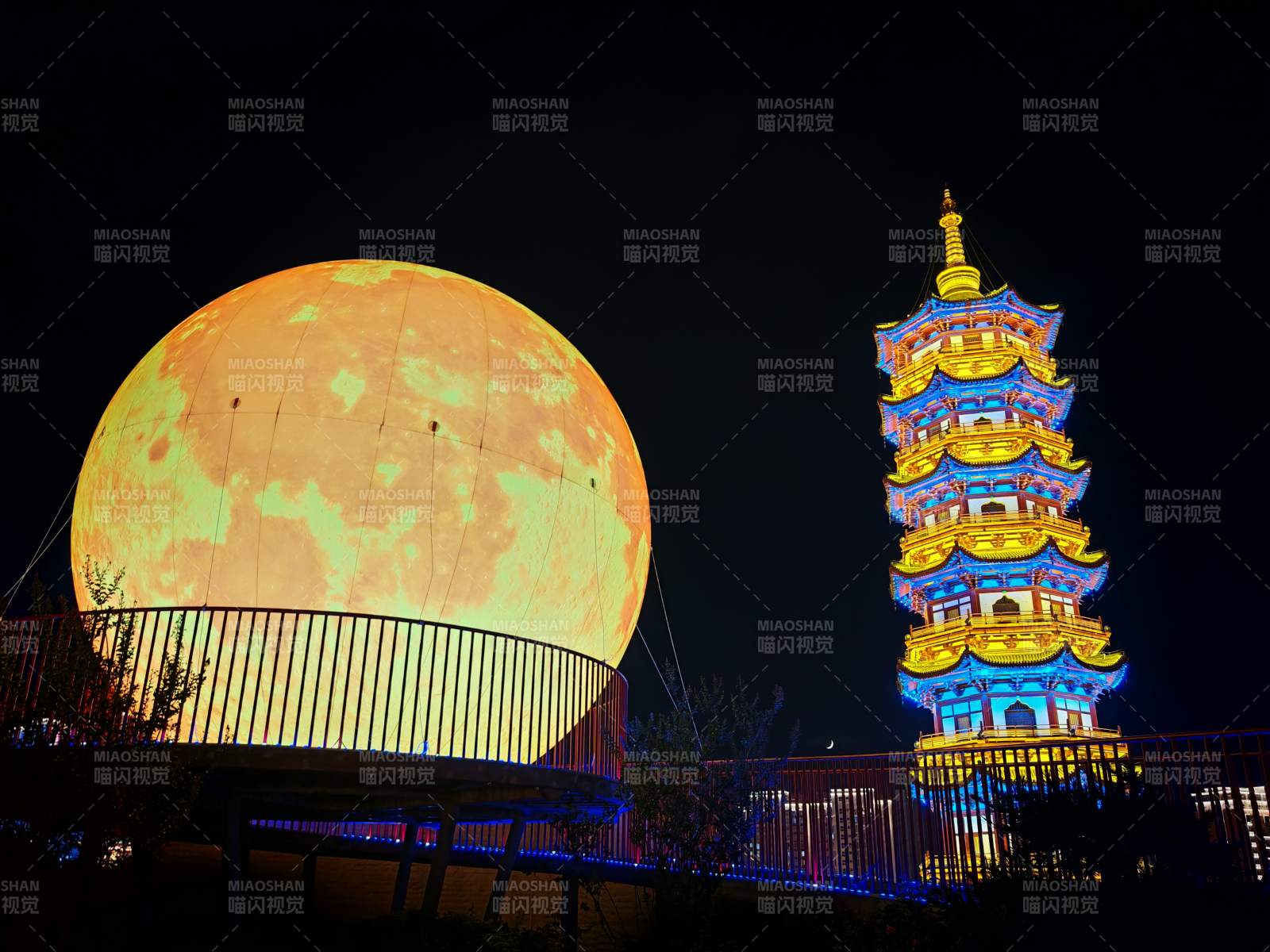 西昌唐园夜景，塔月辉映图片