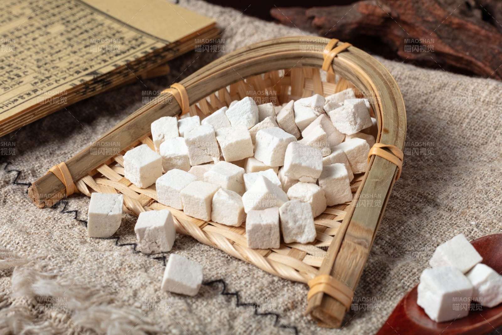 茯苓与古籍相伴图片