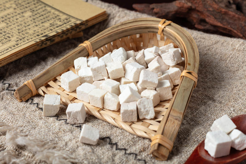 茯苓与古籍相伴图片