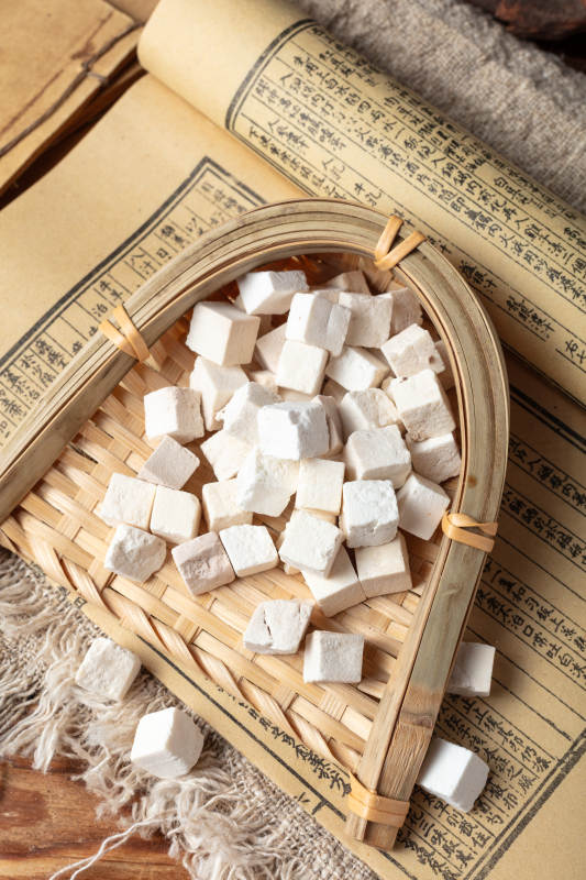 古籍旁的茯苓块图片