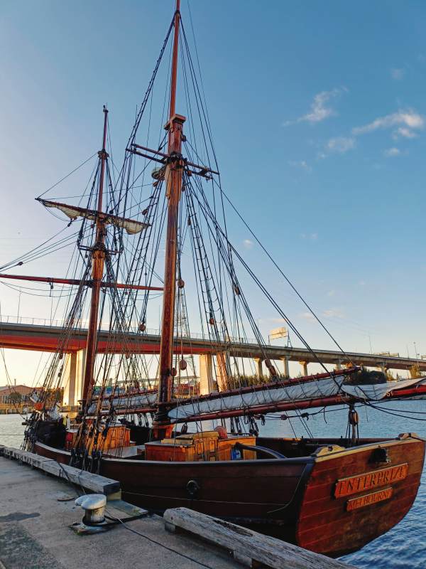 进取号 停泊码头图片