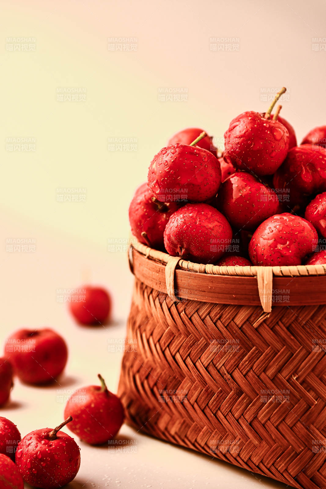 新鲜带水珠的红山楂果特写图片