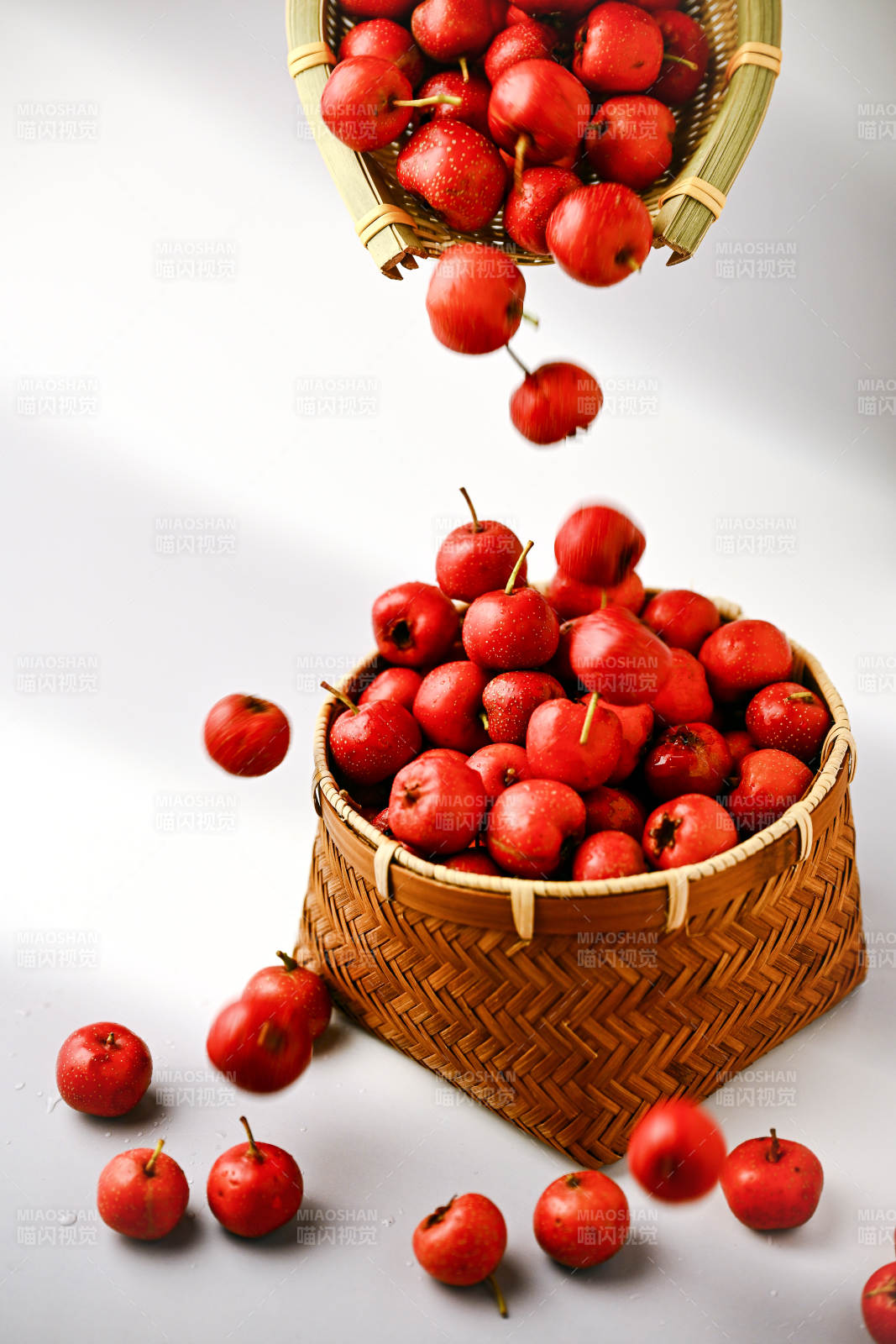 新鲜带水珠的红山楂果特写图片