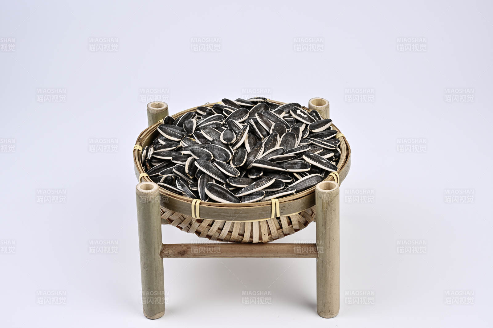 竹篮内盛装的饱满葵花籽特写图片