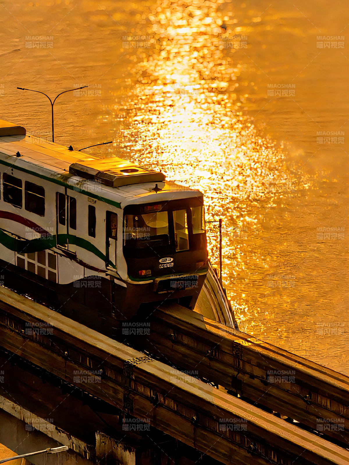 夕阳下的轻轨列车图片