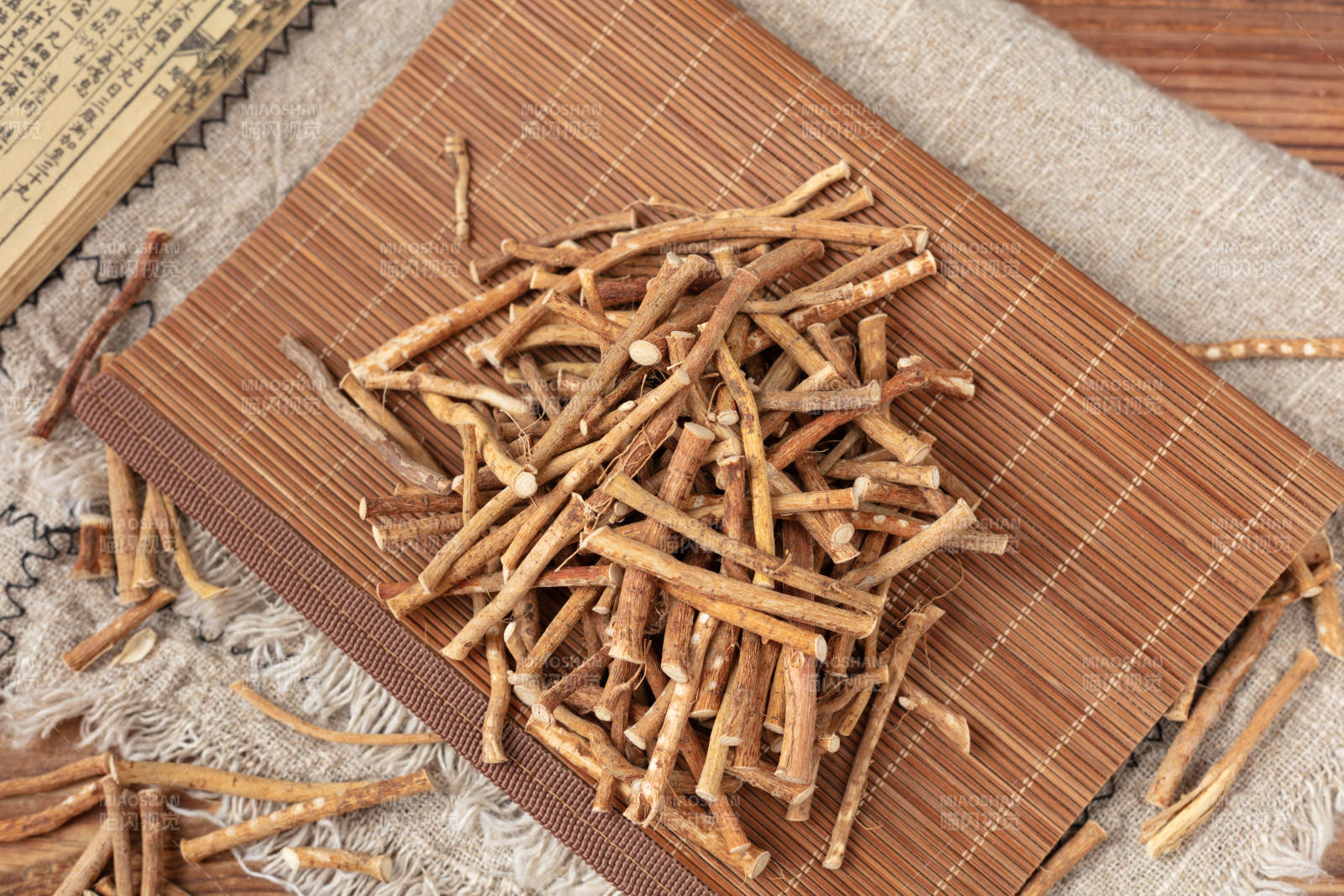五指毛桃堆叠竹席上图片