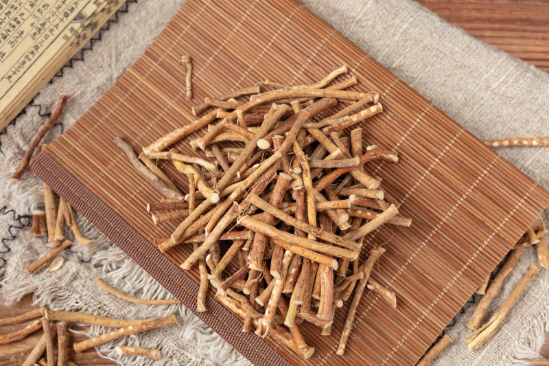 五指毛桃堆叠竹席上图片