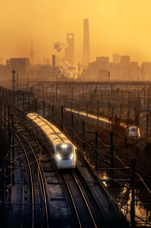 晨曦中的高铁疾驰图片