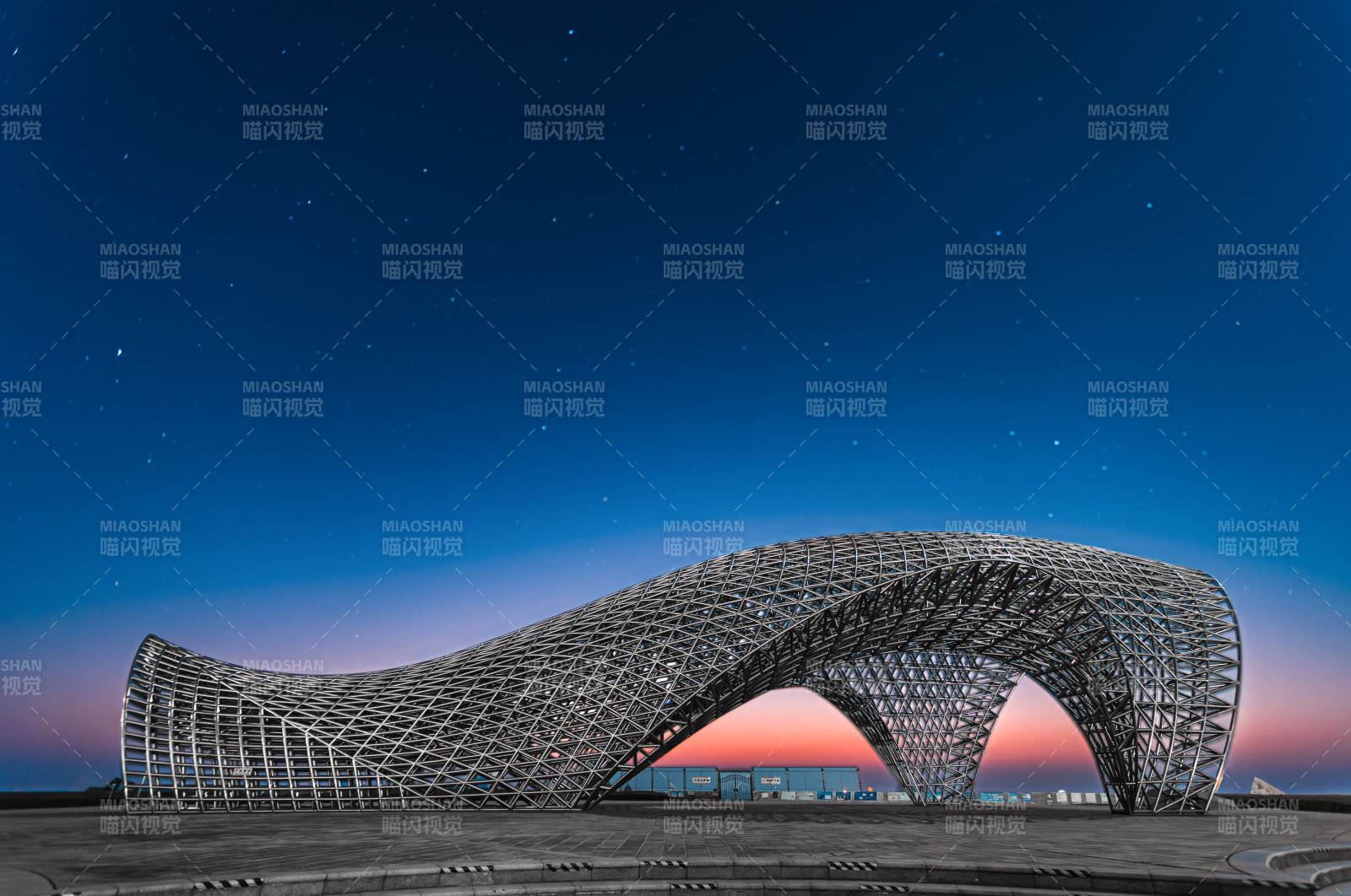 星空下的未来建筑  滴水湖图片