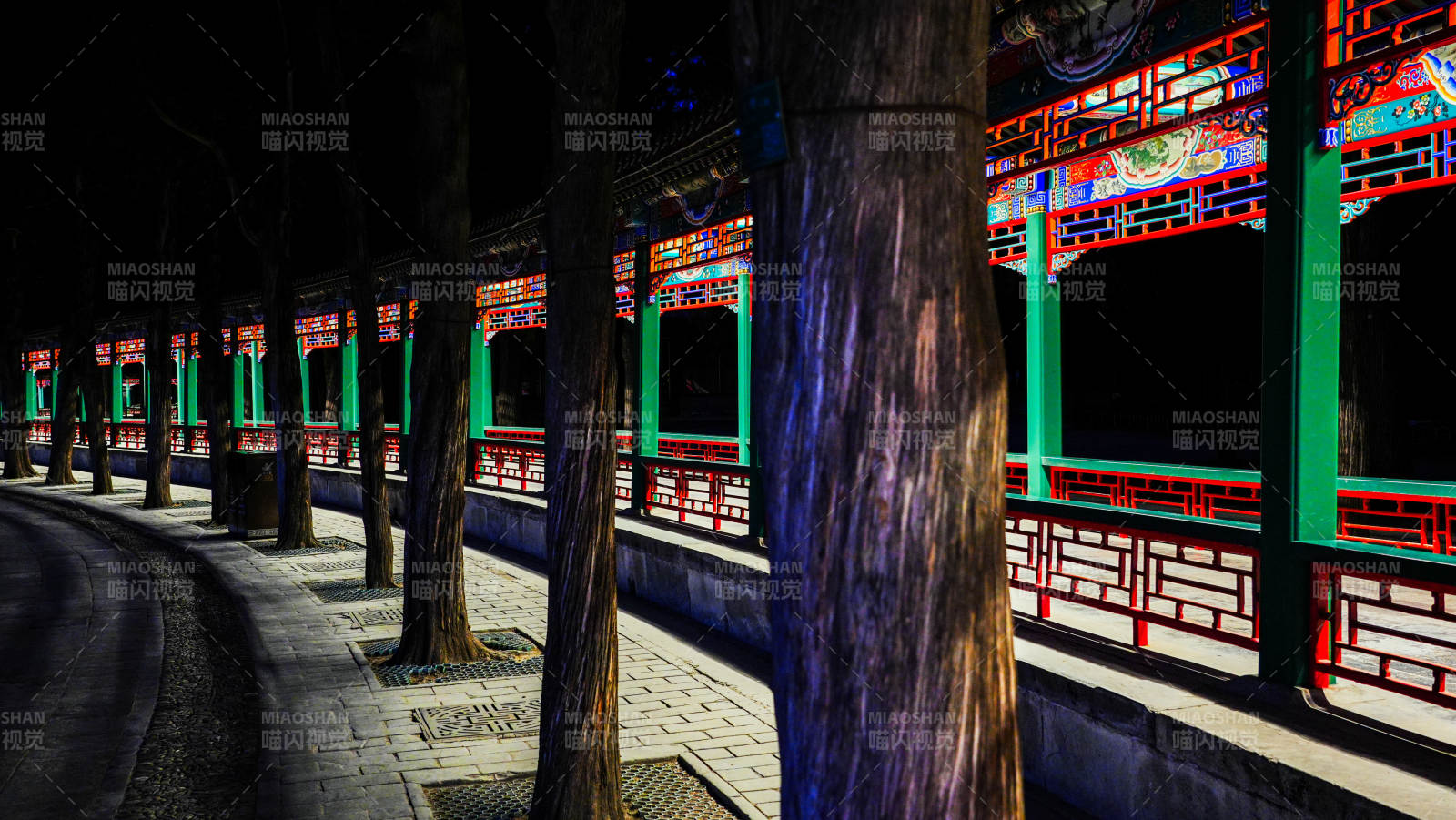 颐和园夜色中的古建筑长廊图片