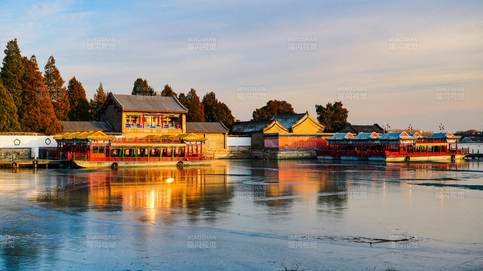 颐和园湖畔古建筑倒影图片