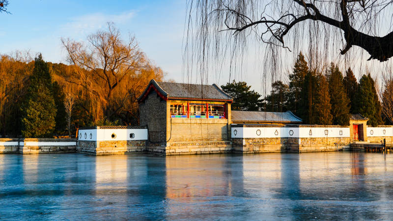 颐和园湖畔亭台秋色美图片