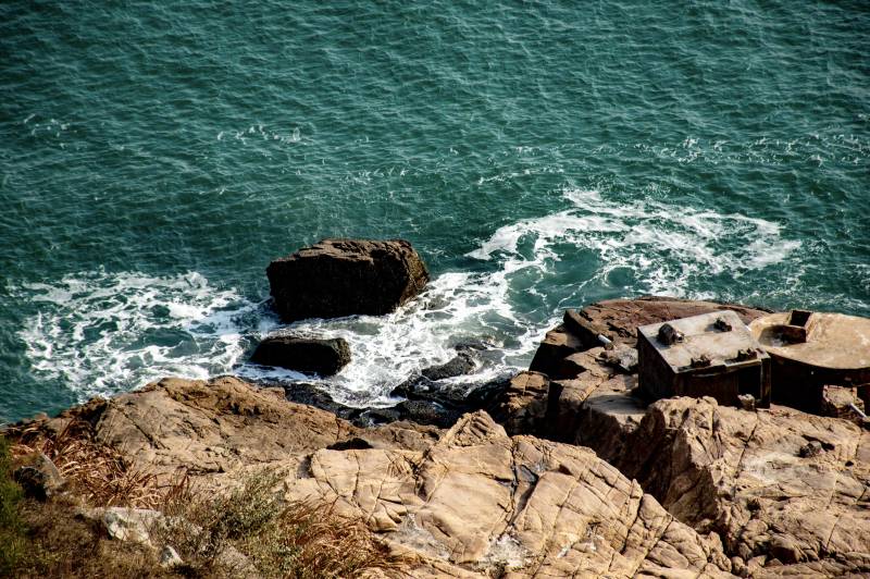 海浪拍打岩石岸图片
