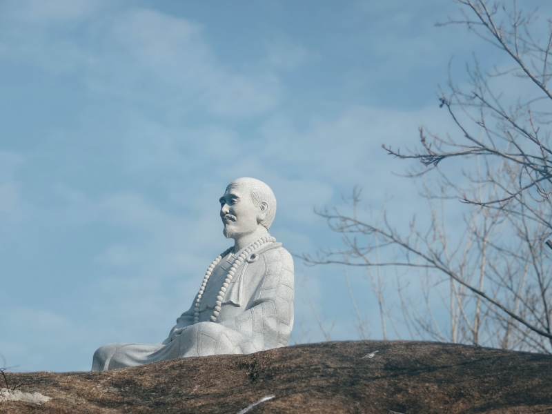 静坐的佛像图片