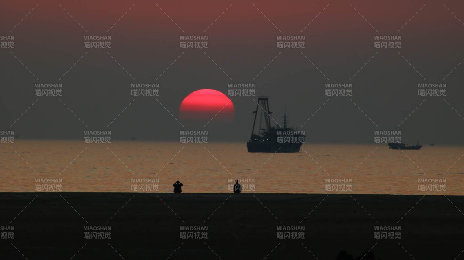 夕阳下的海港剪影图片