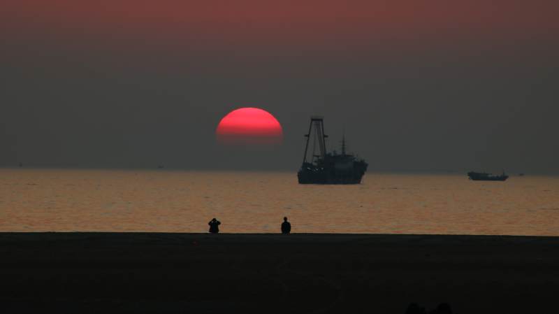 夕阳下的海港剪影图片